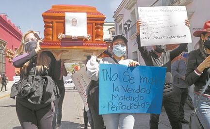 Con féretro, periodistas exigen no más muertes 