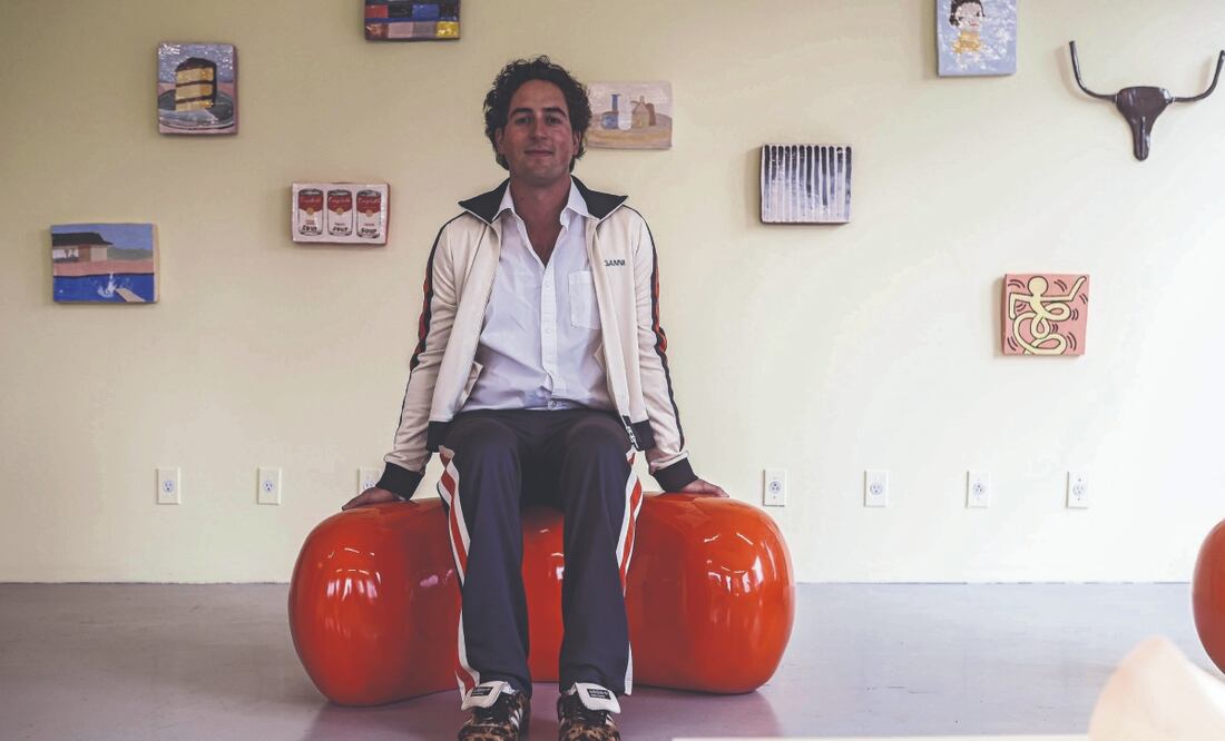 El artista Ramiro González, en una banca creada en forma de un Cheeto. Foto: de Gabriel Pano. EL UNIVERSAL