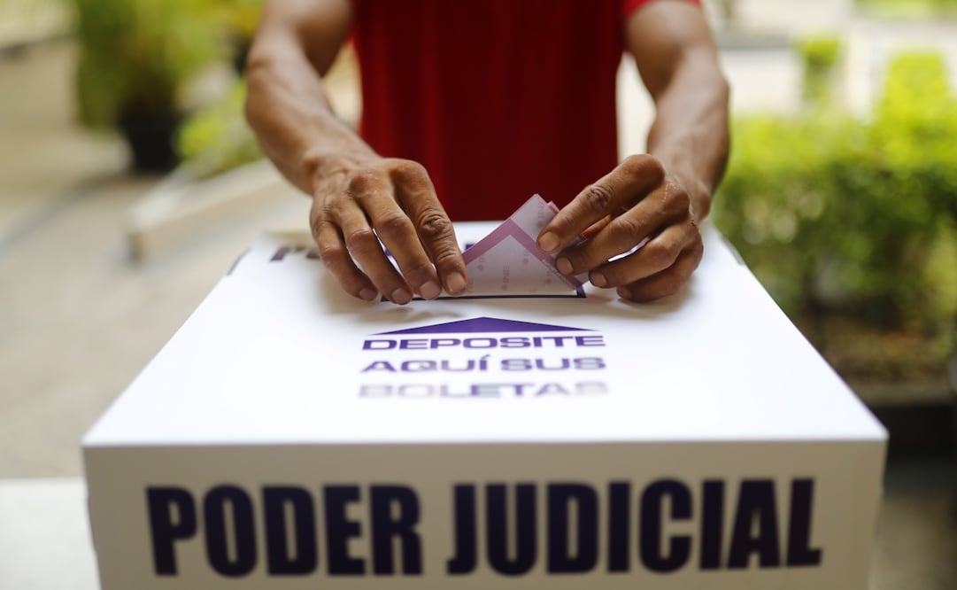 Una persona vota en las elecciones judiciales del domingo 1 de junio, en la Ciudad de México. Foto: EFE