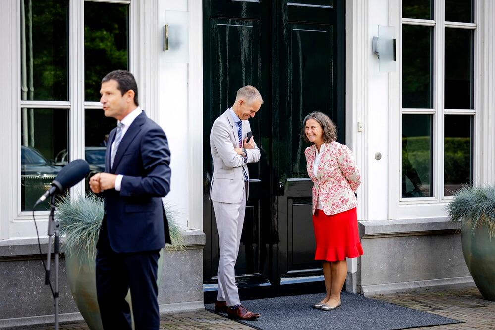 El ministro holandés de Asuntos Económicos, Dirk Beljaarts, habla con los medios de comunicación junto a la ministra de Asilo y Migración, Marjolein Faber (der.), durante la huelga en el Catshuis. Foto: EFE
