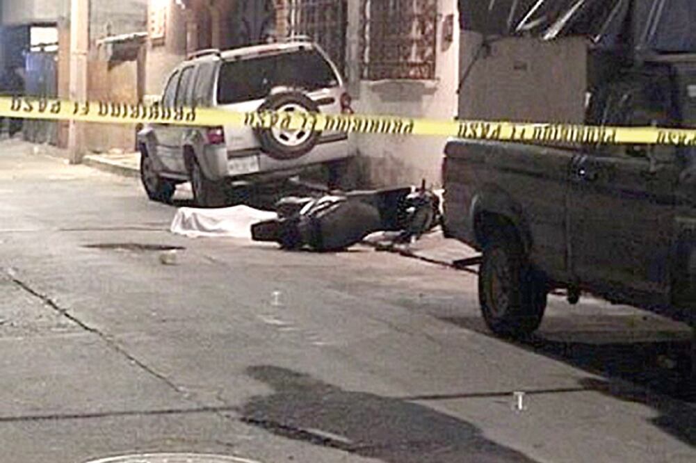 Agre didos. De acuerdo a los informes de la policía, las víctimas viajaban en una motoneta negra sin matrícula (ARCHIVO. EL UNIVERSAL)