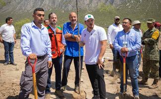 Samuel García encabeza jornada de reforestación en La Huasteca, NL; siembran más de 2 mil 500 árboles