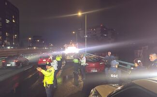 Se incendia vehículo que circulaba en el segundo piso de Periférico, a la altura de Álvaro Obregón; no se reportan lesionados