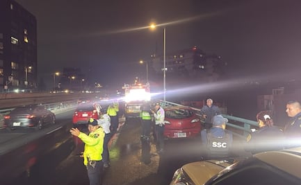 Se incendia vehículo que circulaba en el segundo piso de Periférico, a la altura de Álvaro Obregón; no se reportan lesionados