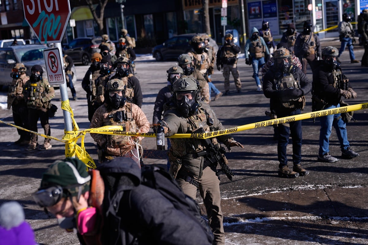 Agentes federales de inmigración lanzan gas pimienta contra manifestantes tras un tiroteo en Minneapolis. Foto: AP