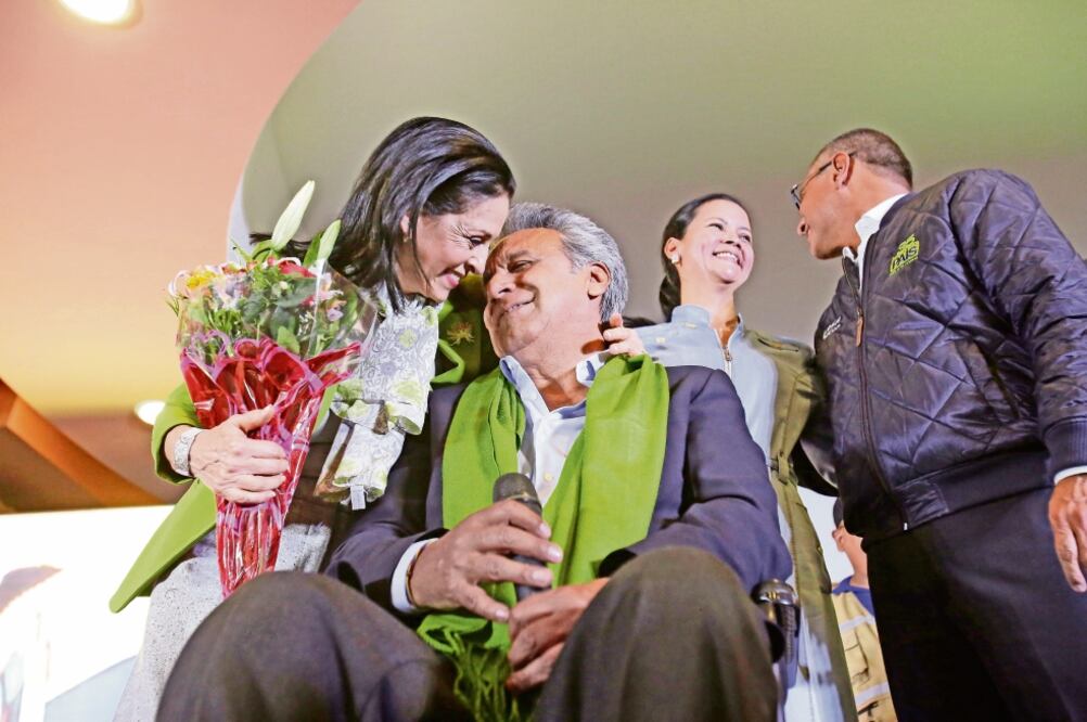 Lenín Moreno, candidato a la presidencia ecuatoriana por el oficialista movimiento Alianza País, con su esposa Rocio González, ayer en Quito (ROBERT PUGLIA. EFE)