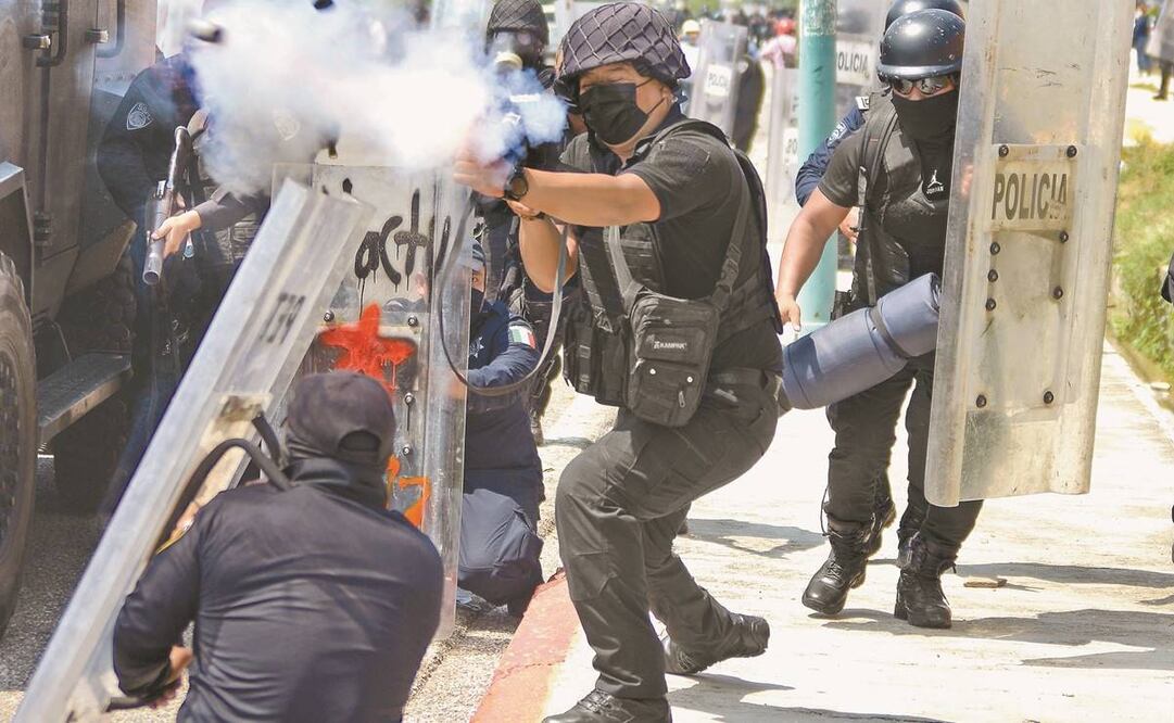 Las protestas de normalistas de Mactumatzá, que exigen la liberación de 19 de sus compañeros, escalaron ayer. Fotos: Jacob García. EL UNIVERSAL