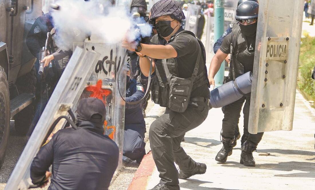 Las protestas de normalistas de Mactumatzá, que exigen la liberación de 19 de sus compañeros, escalaron ayer. Fotos: Jacob García. EL UNIVERSAL