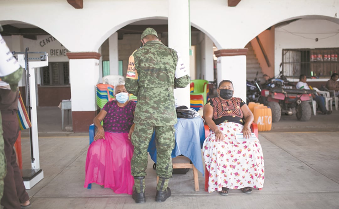 Tras una breve explicación por parte del personal militar sobre la vacuna, los pobladores reciben la dosis. Foto: Mario A. Martínez/ El Universal.