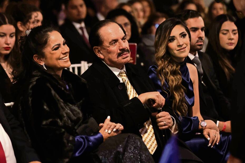 María Teresa Ealy Díaz dedicó el premio a su papá, el Licenciado Juan Francisco Ealy Ortiz, Presidente Ejecutivo y del Consejo de Administración de EL UNIVERSAL. La acompañan su madre Perla Díaz y Juan Luis Ealy Díaz. Foto: Diego Simón Sánchez