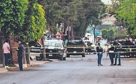 Despluman a pollero dealer que la repartía en su local, en Tultitlán