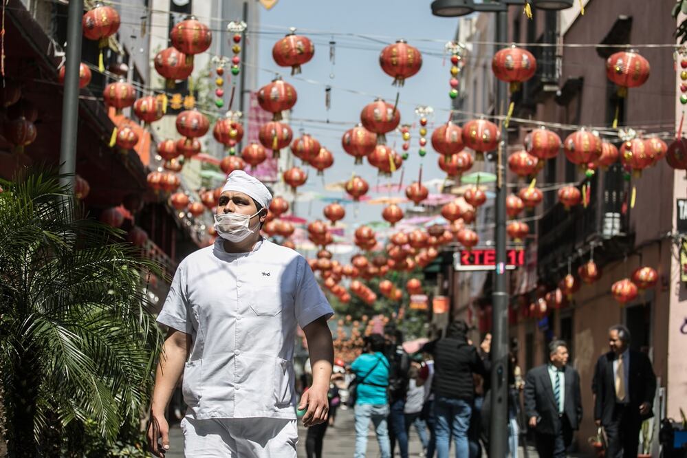Un cocinero captado en el barrio chino de la Ciudad de México. Fotografía de Germán Espinosa EL UNIVERSAL