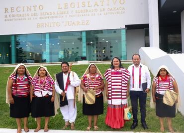Congreso de Oaxaca declara indumentaria de Santo Tomás de Ocotepec como patrimonio cultural