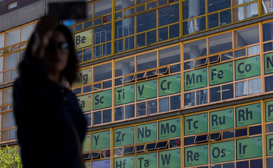 Con motivo del “Año Internacional de la Tabla Periódica”, propuesto por la ONU con motivo del 150 aniversario de la misa, la Facultad de Química de la UNAM colocó una representación de 600 metros cuadrados, en sus instalaciones, del modelo propuesto por Dimitri Mendéleiev. Foto: Galo Cañas/ Cuartoscuro