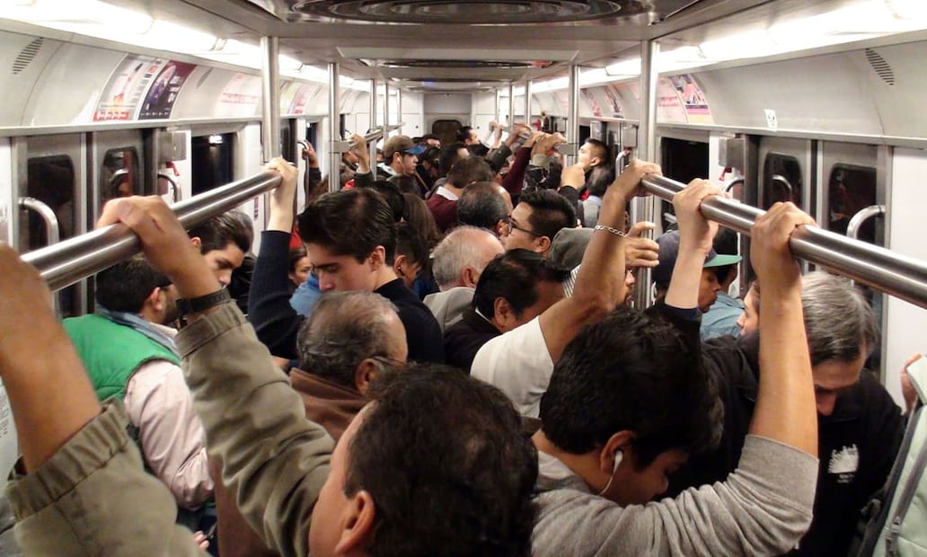 Un ventilador de mano es una gran opción para hacer frente al calor en el metro. Foto: iStock