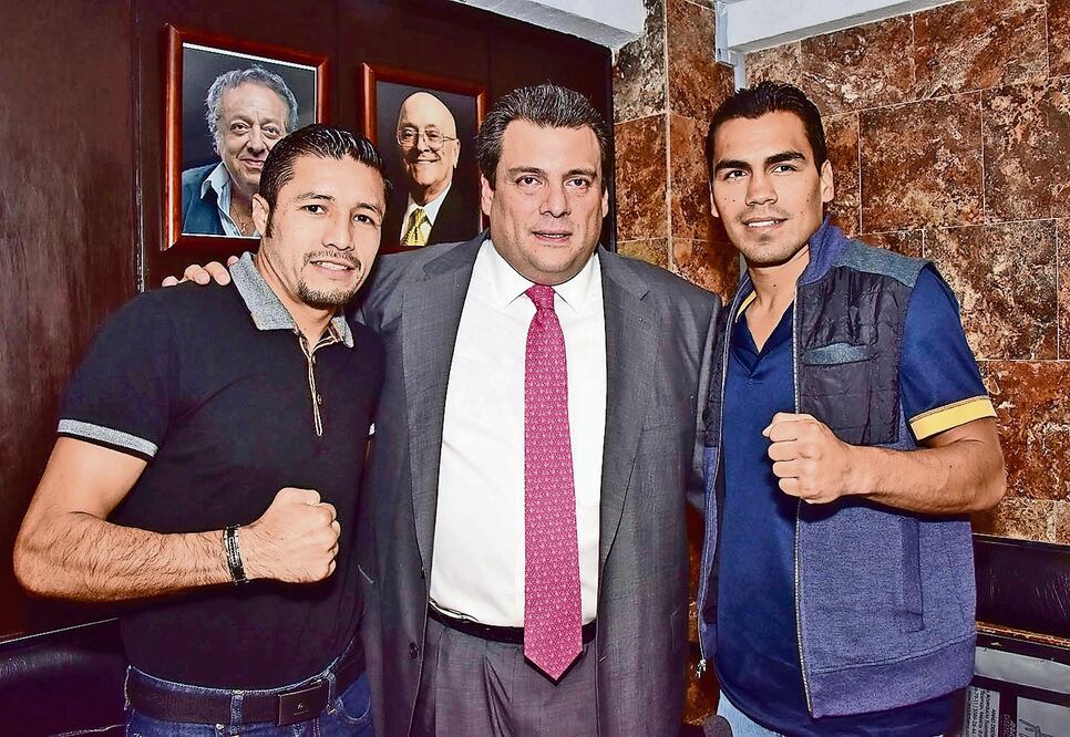 Jhonny González (izq.) tuvo actividad el sábado pasado, cuando venció al estadounidense Christopher Martin (ALMA MONTIEL. CMB)