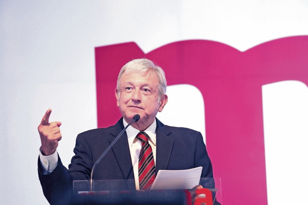 Pese a que Andrés Manuel López Obrador abandonó las filas del PRD, la gente aún cree que milita en el Partido de la Revolución Democrática. (ARCHIVO EL UNIVERSAL)