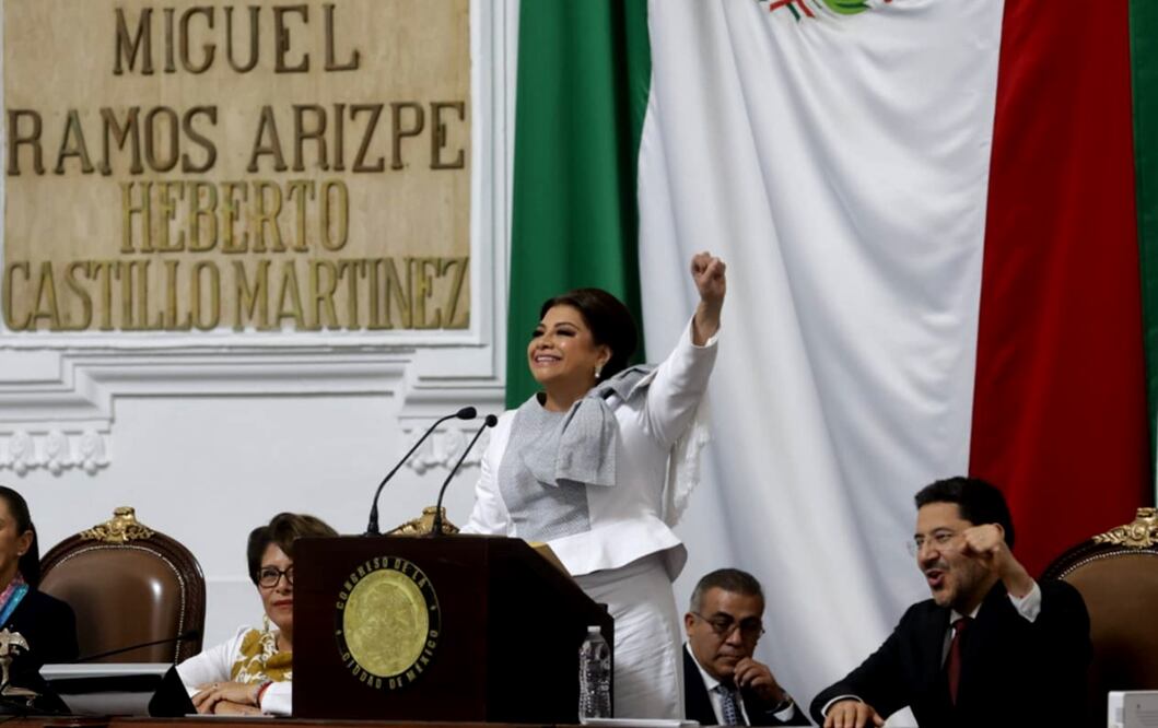 Clara Brugada toma protesta como jefa de Gobierno de la Ciudad de México. Foto: Gabriel Pano/EL UNIVERSAL