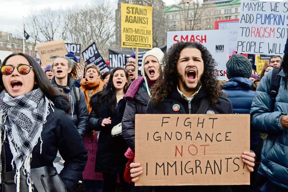 Ayer en Nueva York, Estados Unidos, inmigrantes de diferentes naciones y ciudadanos de ese país protestaron contra las políticas migratorias y amenazas de deportaciones realizadas por el presidente y magnate republicano, Donald Trump (STEPHANIE KEITH)
