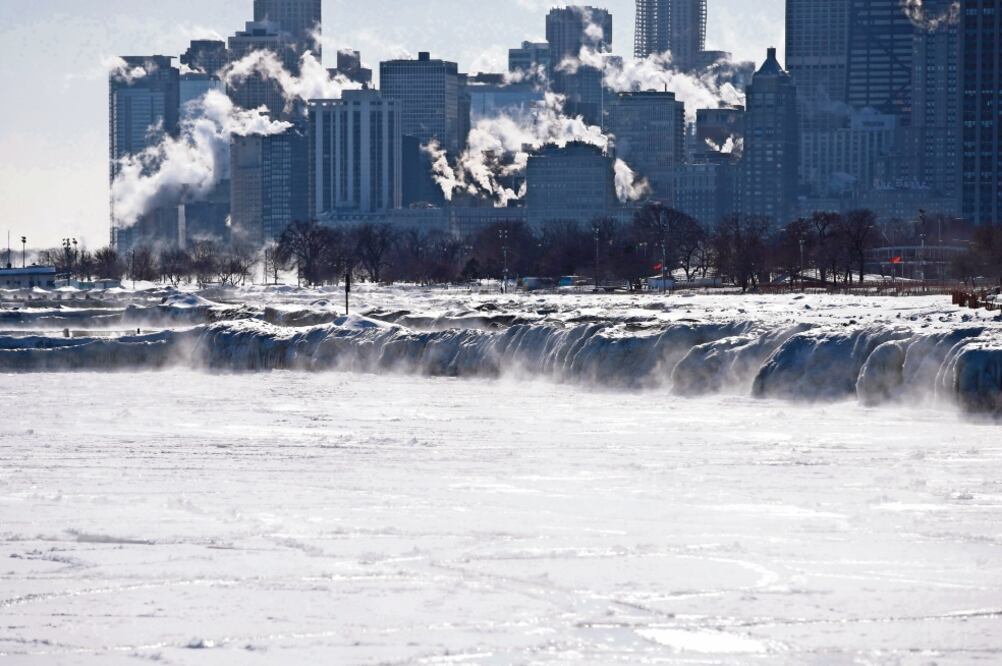 El frío intenso que se vivió ayer en el medio oeste de Estados Unidos provocó que se congelaran el lago Michigan (izq. y arriba) y el río Chicago. Las autoridades pidieron a los pobladores no exponerse. (EFE Y REUTERS)