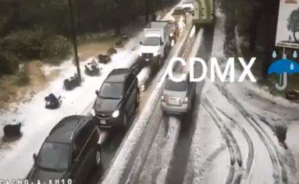 Granizo tapiza de blanco la carretera Picacho-Ajusco