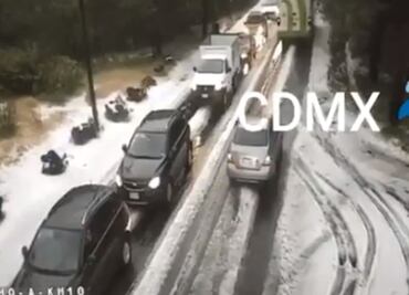 Granizo tapiza de blanco la carretera Picacho-Ajusco