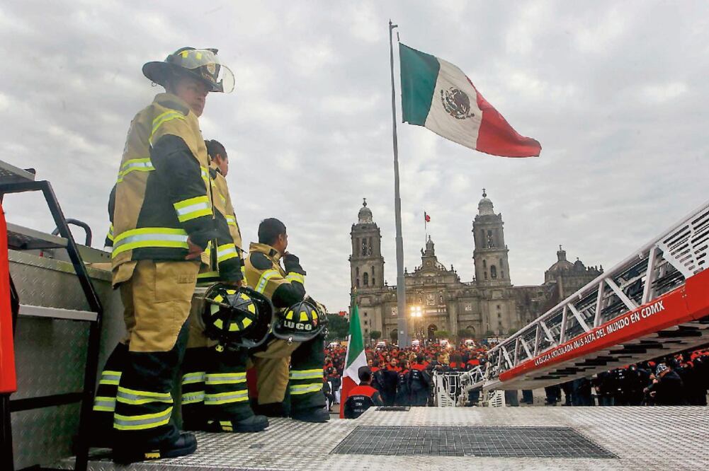 Decenas de capitalinos tuvieron la oportunidad de ascender a los nuevos vehículos del Cuerpo de Bomberos de la Ciudad de México; aunque por momentos la fila de espera fue larga (FERNANDO RAMÍREZ. EL UNIVERSAL)
