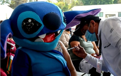 Batman, Spiderman y el señor Cara de Papa acuden por su vacuna contra Covid a Neza