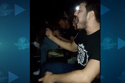 Se va la luz en medio de la película de Queen y fan se pone a cantar