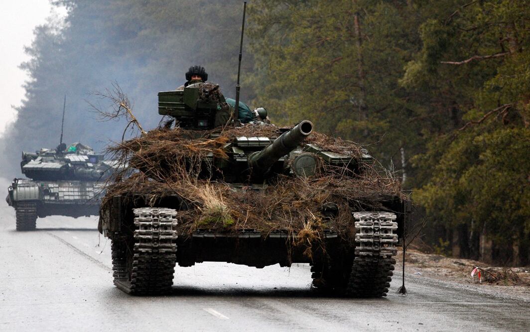 Tanques ucranianos avanzan sobre una carrtera en la región de Lugansk. Foto: AFP