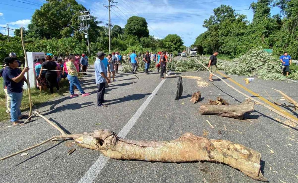 Fuga en ducto de Pemex deja dos muertos en Centla, Tabasco; pobladores bloquean carretera
Foto: Luis Manuel López