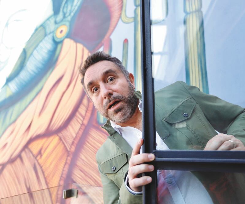 Jesús Guzmán explica que busca hacer crítica social. BERENICE FREGOSO. EL UNIVERSAL