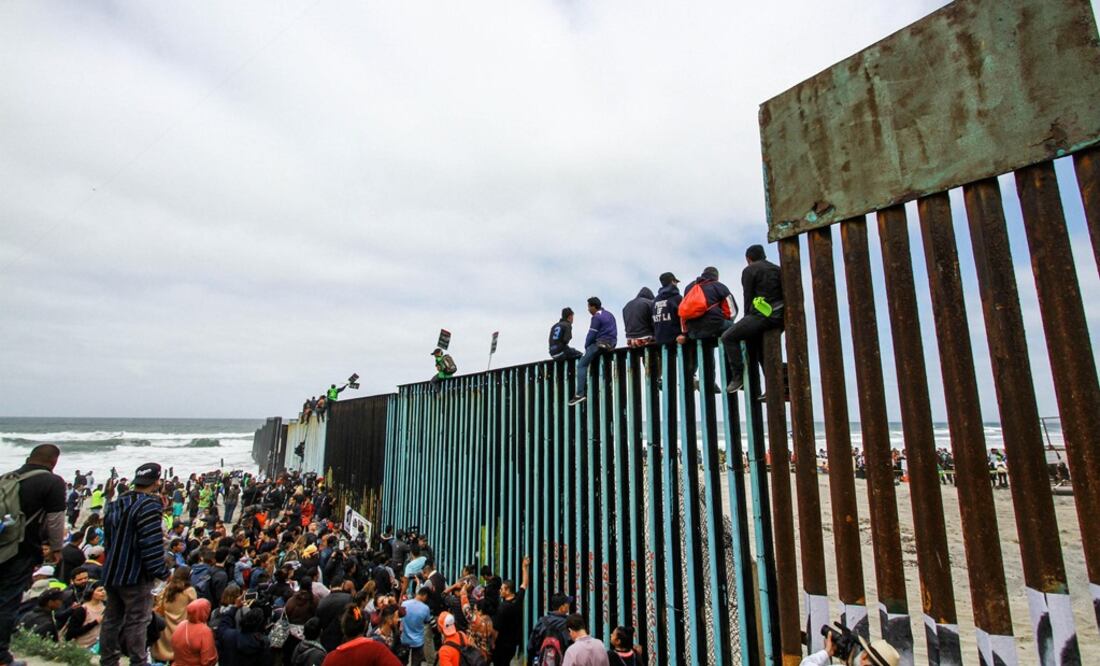 Cientos de inmigrantes se congregan en el muro fronterizo con los Estados Unidos. Foto: EFE