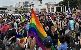 Pride Guadalajara reúne a 8 mil asistentes; aún quedan luchas pendientes, asegura comunidad LGBT