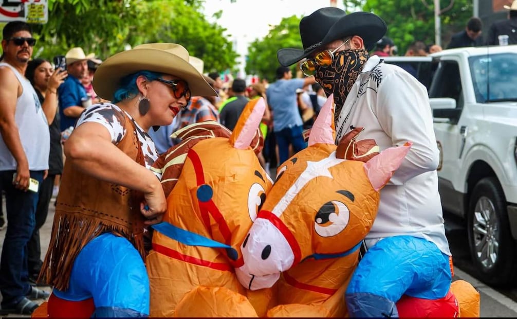 VaqueRun llena de sombreros las calles de Culiacán; familias disfrutan deporte y música.
Foto: Especial.
