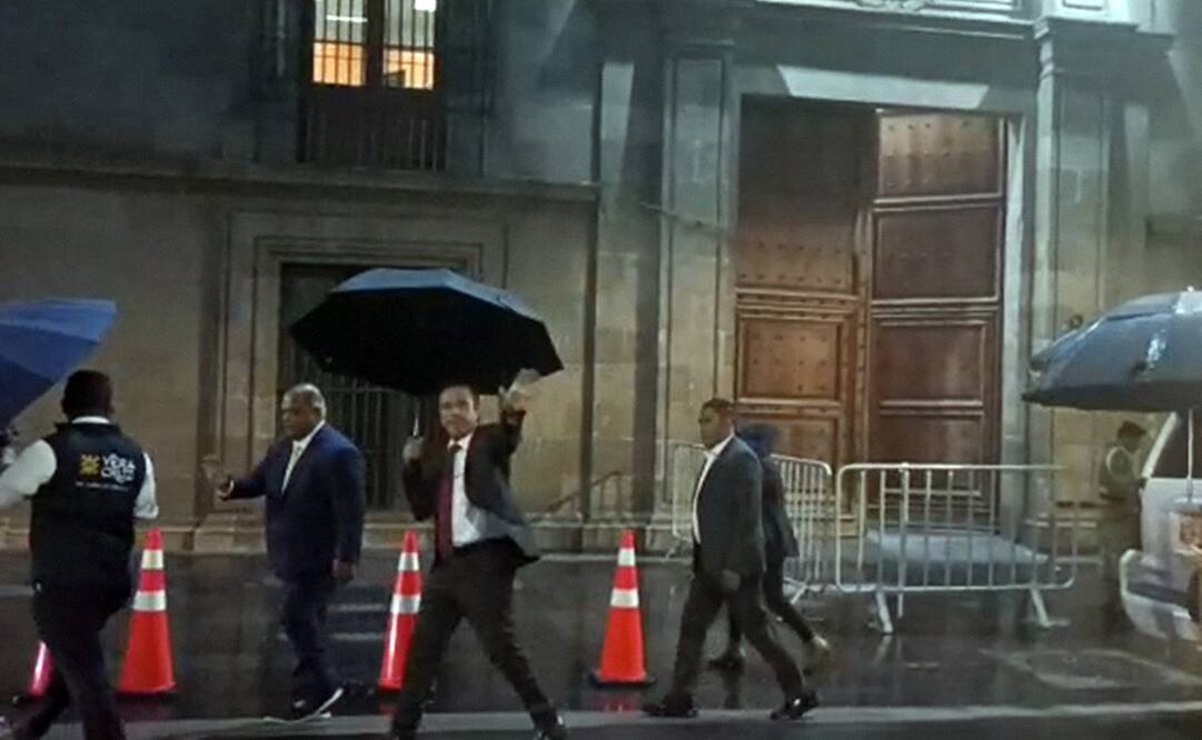 Cuitláhuac García Jiménez, gobernador de Veracruz, saliendo de Palacio Nacional. Foto: Tomada de video