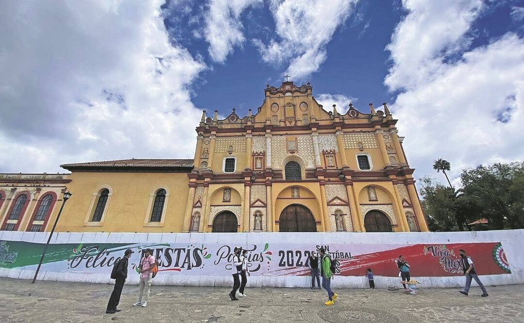 La Catedral de San Cristóbal de las Casas ya fue entregada tras su restauración, pero en algunas zonas aún luce el perímetro de seguridad construido de lámina de zinc. Fotos: Fredy Martín Perez/ EL UNIVERSAL