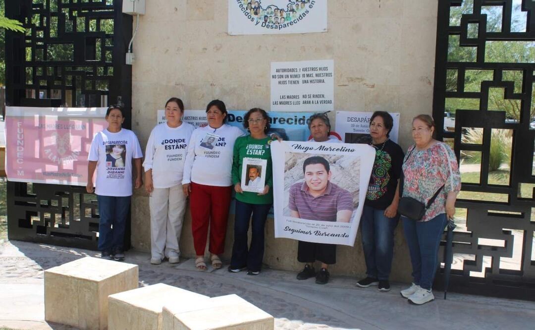 María Luisa Lazarín e Ixchel Mireles se unieron este jueves en el Árbol de la Esperanza de Torreón para exigir búsqueda de sus desaparecidos en Coahuila (19/06/2025). Foto: Francisco Rodríguez / EL UNIVERSAL