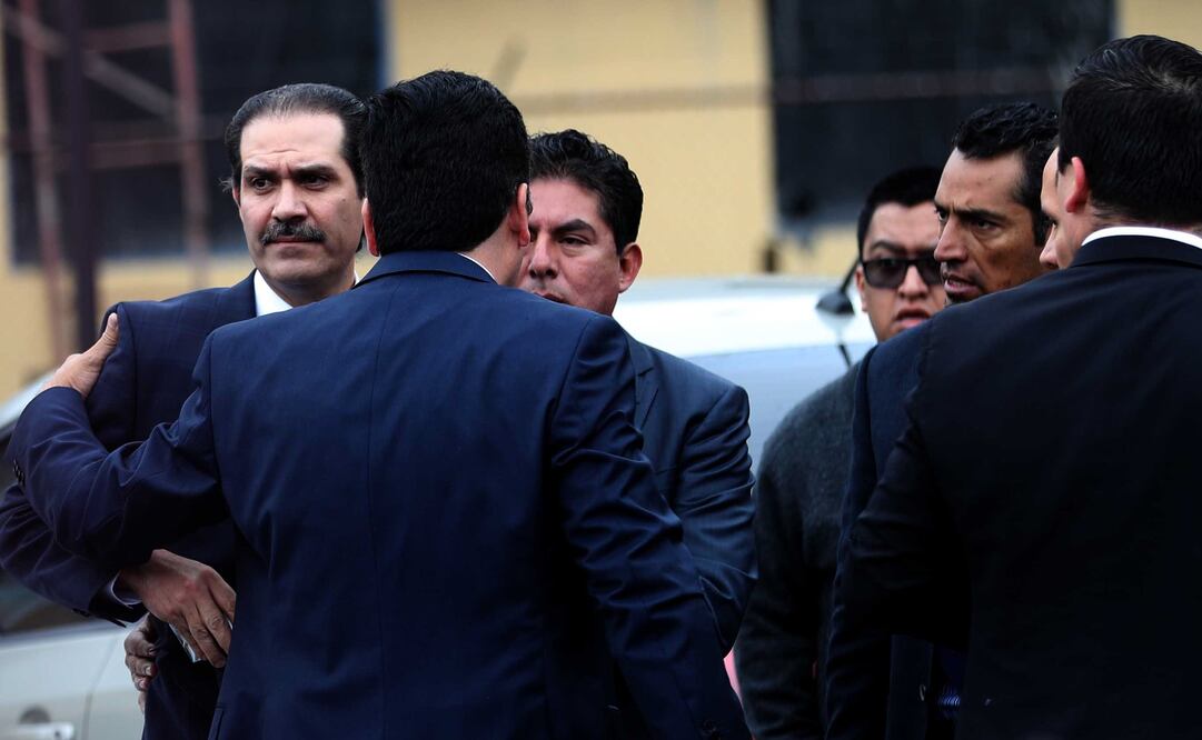 El ex gobernador Guillermo Padrés Elías acudió con su familia al Reclusorio Oriente, en cuya área de ingresos permanecerá al menos seis días. (Foto: Fernando Ramírez / El Universal)