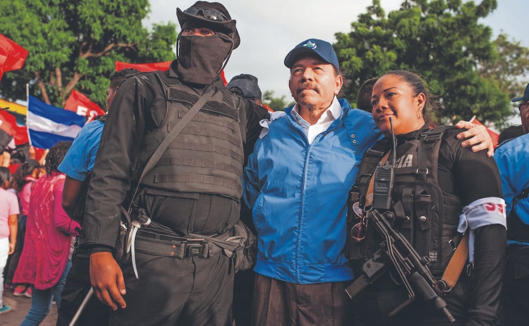 Policías nicaragüenses se toman una foto con el presidente Daniel Ortega en Masaya, Nicaragua, en esta imagen de 2018. Foto: Cristóbal Venegas/ AP