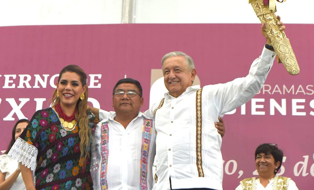 AMLO acompañado de Evelyn Salgado en su gira de trabajo en Guerrero. Foto: Especial