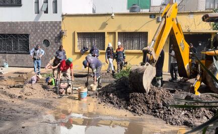 Atienden fuga de agua en la colonia Portales tras ruptura de tubo principal