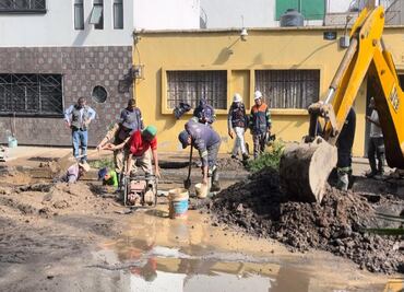 Atienden fuga de agua en la colonia Portales tras ruptura de tubo principal
