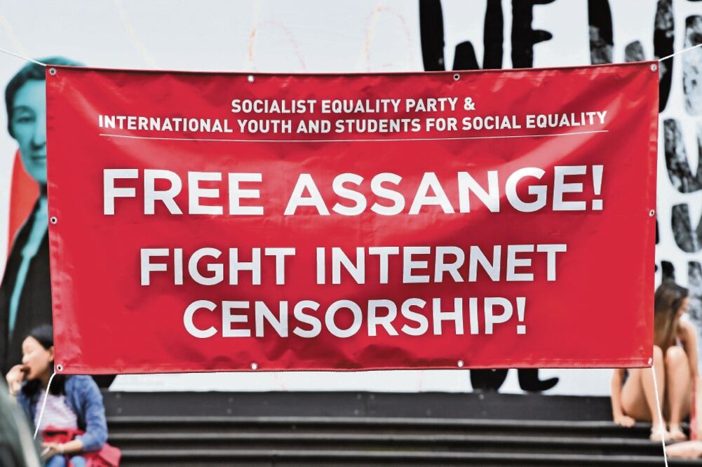 El viernes pasado varias personas mostraron su apoyo al fundador de WikiLeaks, Julian Assange, en Melbourne, Australia. / JAMES ROSS. EFE