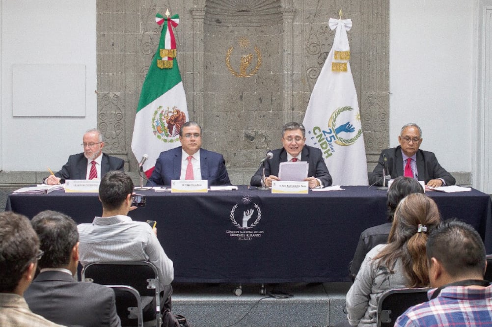 Jesús Quintana, director general de la Quinta Visitaduría; Édgar Corso, qui nto visitador general; Luis Raúl González, presidente de la CNDH, y Jesús Ramírez, director de Comunicación Social, presentaron el informe de migración forzada (JENIFER NAVA)