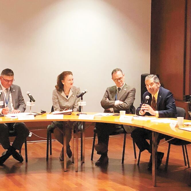 Juan Ramón de la Fuente (der.) dijo que deben abordarse integralmente las causas de la migración y darle cauces efectivos. TOMADA DE TWITTER