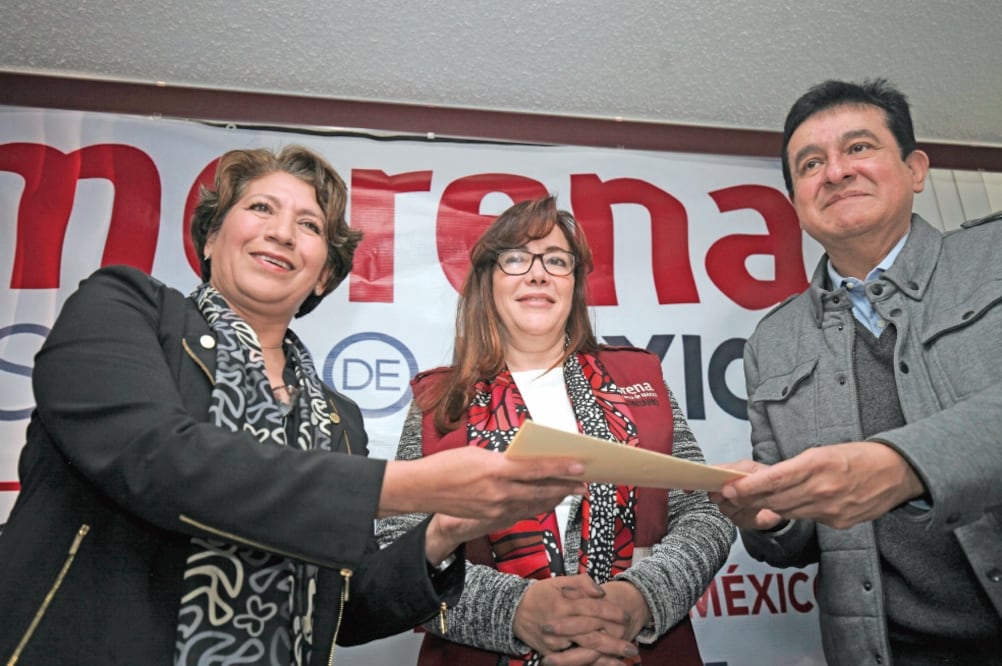 Delfina Gómez (Izq.), acompañada por la senadora Yeidckol Polevnsky, fue la primera en registrarse como aspirante a la candidatura por Morena en Edomex (JORGE ALVARADO. EL UNIVERSAL)