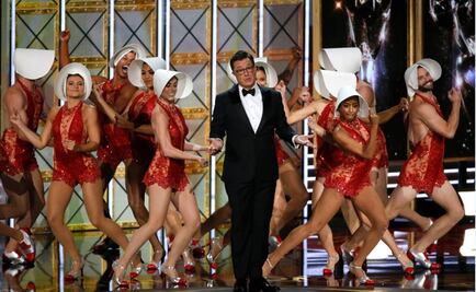Stephen Colbert se burla de Donald Trump en los Emmy