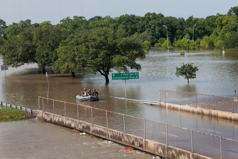 Abbott dijo que 46 condados de Texas han sido declarados zonas de desastre y el presidente Barack Obama le expresó a Abbott sus condolencias y anticipó que habrá solicitudes importantes de ayuda federal