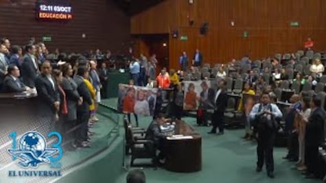 Diputadas de Morena 'trepan' a sus curules para reclamar a panistas